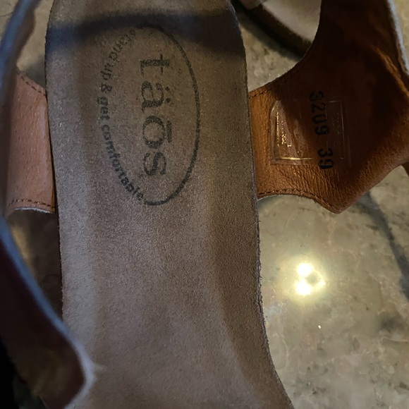 Taos nude leather Sandles size7.5
Adjustable Velcro strapes - Picture 6 of 7
